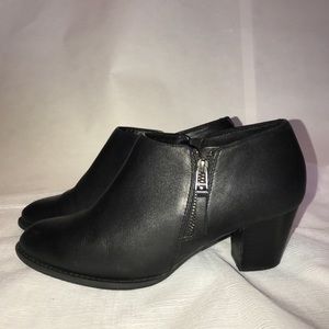 Vionic black leather booties!